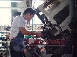 桐鄉(xiāng)市制鞋企業(yè)考察百麗、達(dá)芙妮生產(chǎn)工廠-世界服裝鞋帽網(wǎng)-行業(yè)門戶.全國十佳電子商業(yè)行業(yè)門戶網(wǎng)站